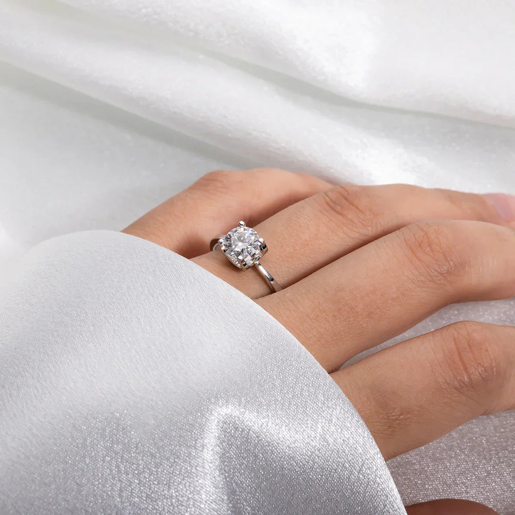 1 Carat Round Cut Moissanite Engagement Ring